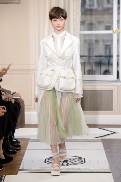 Look 16